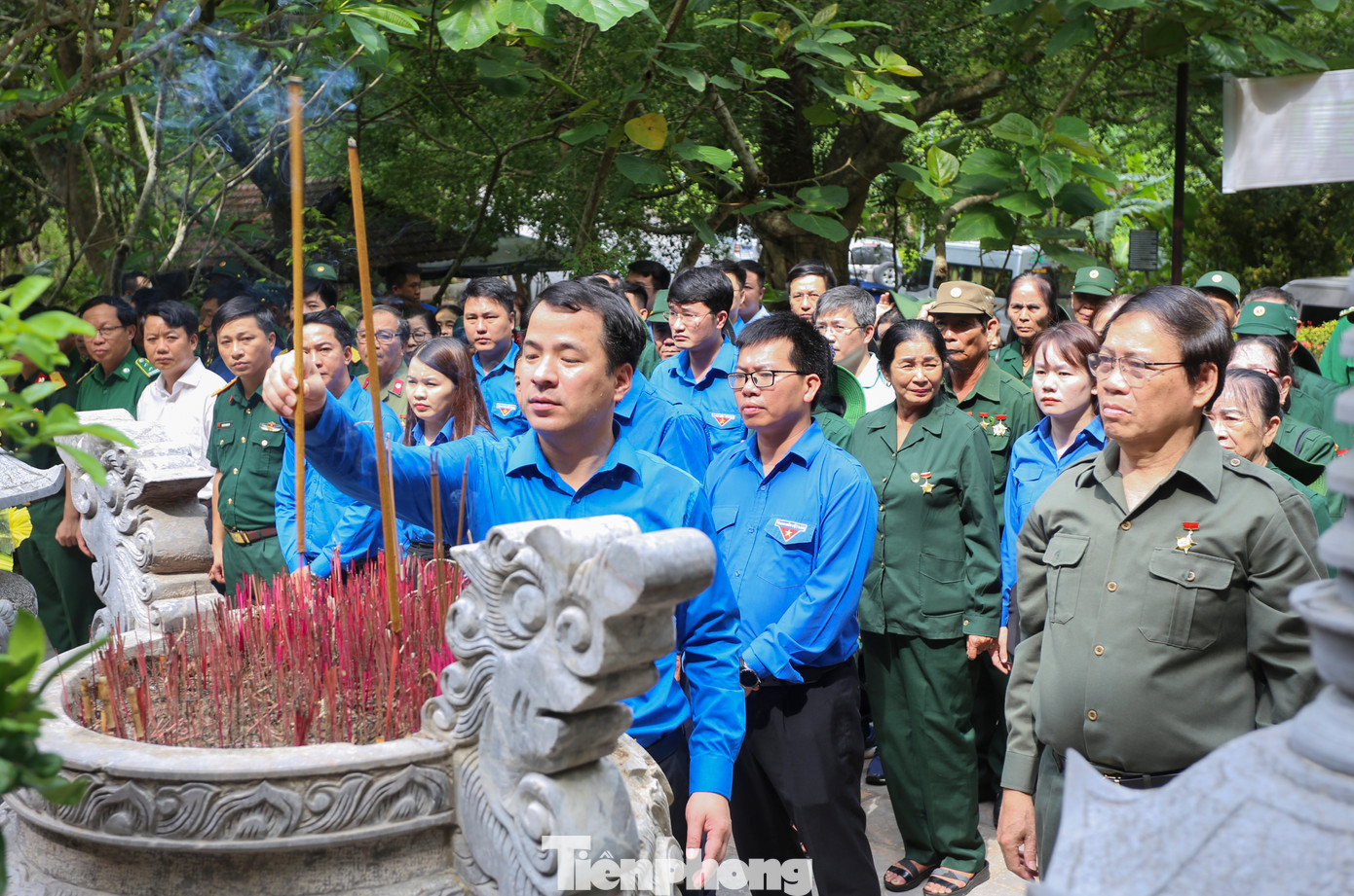Anh Ngô Văn Cương - Bí thư T.Ư Đoàn, và ông Vũ Trọng Kim - Chủ tịch Hội cựu TNXP Việt Nam, cùng hàng trăm cựu TNXP, cựu chiến binh, đoàn viên thanh niên đã di chuyển trên tuyến đường Hồ Chí Minh và đường 20 Quyết Thắng; dâng hương tại di tích hang Tám Cô, hang Y tá...
