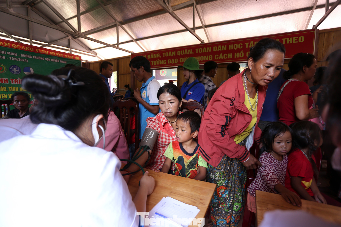 Nằm trong chuỗi hoạt động Kỷ niệm 65 năm Ngày mở đường Trường Sơn huyền thoại, Hội thầy thuốc trẻ tình nguyện huyện Bố Trạch cũng tổ chức thăm khám, cấp phát thuốc miễn phí cho người dân vùng khó khăn xã Thượng Trạch (huyện Bố Trạch).