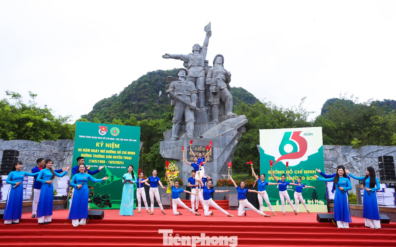 Sáng 17/5, tại khu Tượng đài thanh niên xung phong chống Mỹ cứu nước (thị trấn Phong Nha, huyện Bố Trạch, tỉnh Quảng Bình), T.Ư Đoàn phối hợp với Hội Cựu TNXP Việt Nam, Tỉnh Đoàn Quảng Bình tổ chức Lễ kỷ niệm 65 năm Ngày mở đường Hồ Chí Minh - đường Trường Sơn huyền thoại (1959 - 2024).