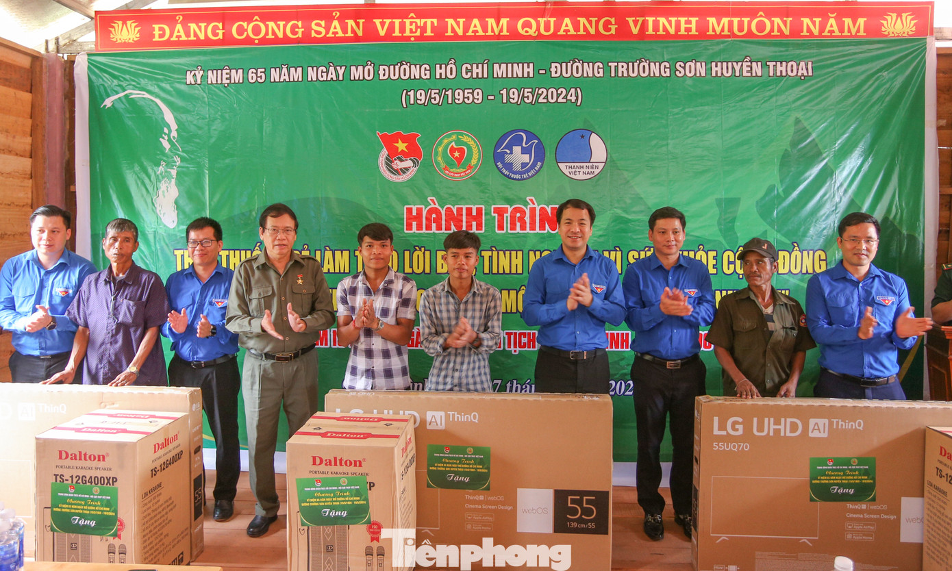 Anh Ngô Văn Cương - Bí thư T.Ư Đoàn cùng Hội cựu TNXP Việt Nam thăm hỏi, trao các suất quà ý nghĩa tặng người dân và cán bộ chiến sĩ Đồn Biên phòng Cà Roòng (xã Thượng Trạch).
