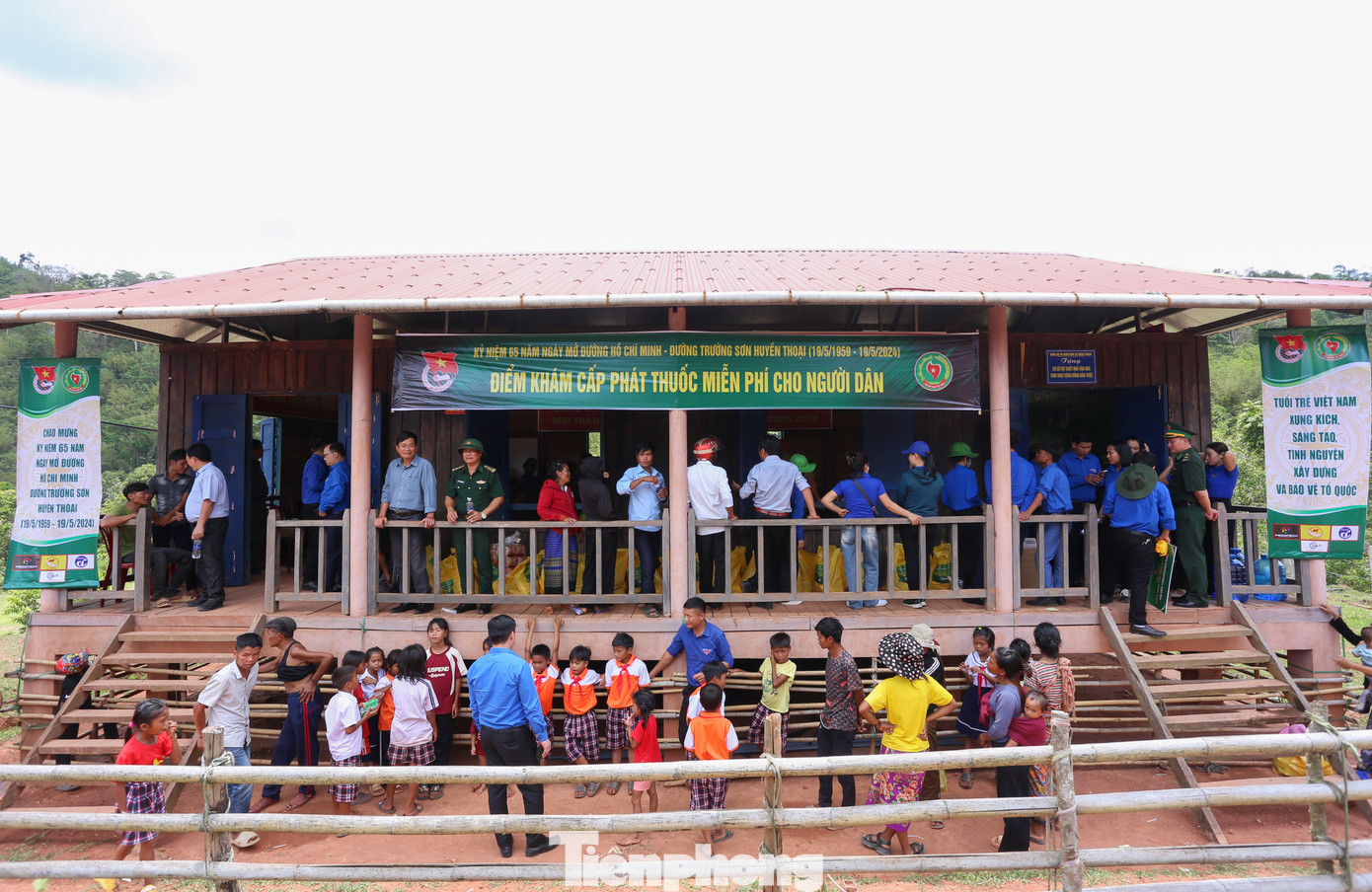 Nằm trong chuỗi hoạt động Kỷ niệm 65 năm Ngày mở đường Trường Sơn huyền thoại, Hội thầy thuốc trẻ tình nguyện huyện Bố Trạch cũng tổ chức thăm khám, cấp phát thuốc miễn phí cho người dân vùng khó khăn xã Thượng Trạch (huyện Bố Trạch).