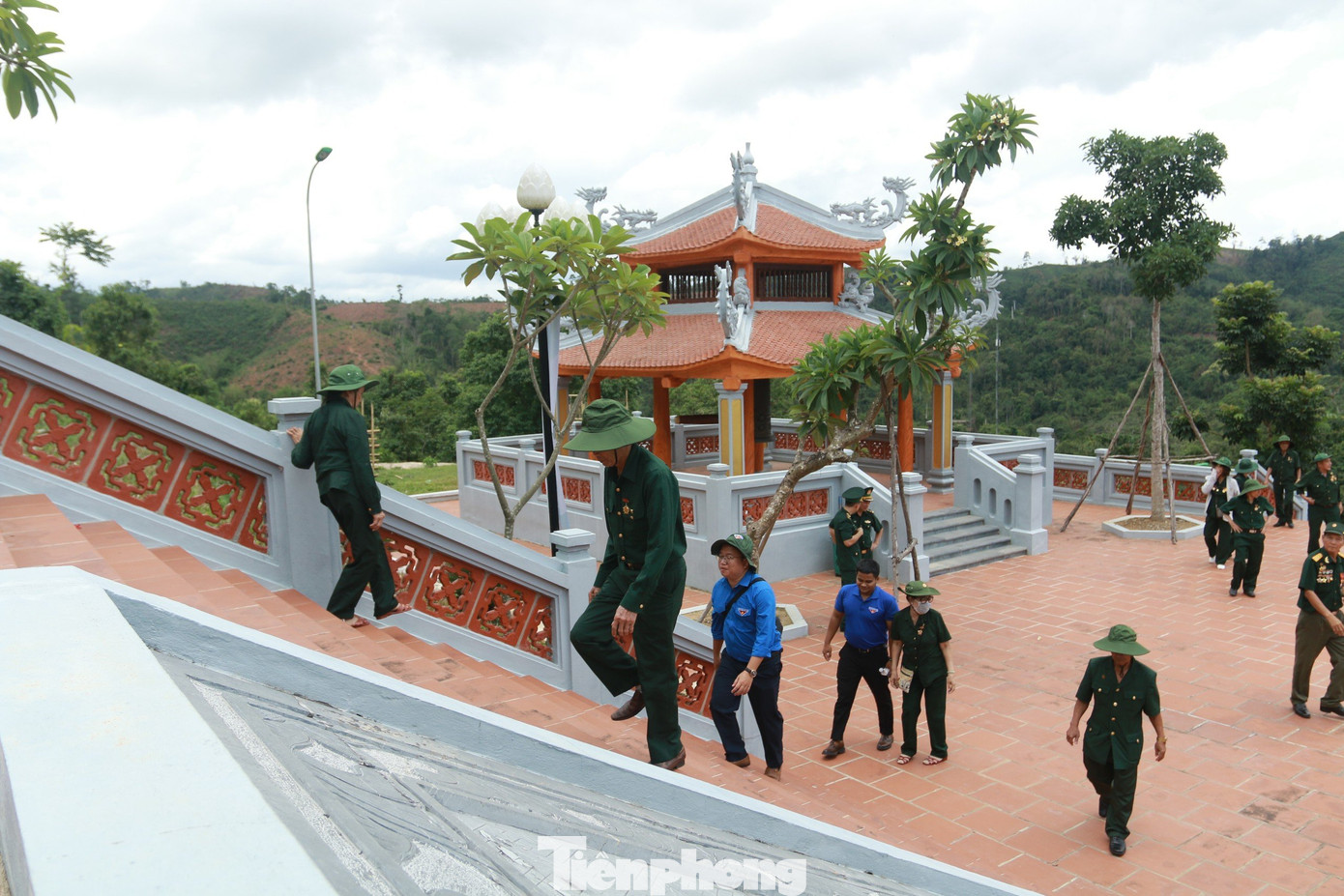 “Không còn trẻ nên chuyến đi dài, bậc thang cao cũng mệt đấy, nhưng làm sao mệt nhọc bằng những năm tháng chiến tranh ác liệt”, ông Nguyễn Thài - một cựu chiến binh chia sẻ.