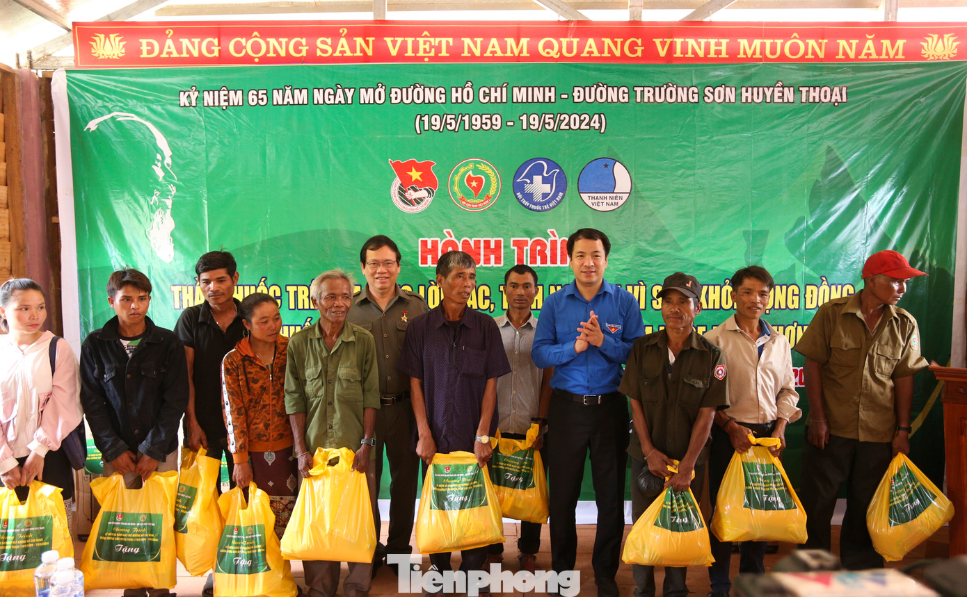 Anh Ngô Văn Cương - Bí thư T.Ư Đoàn cùng Hội cựu TNXP Việt Nam thăm hỏi, trao các suất quà ý nghĩa tặng người dân và cán bộ chiến sĩ Đồn Biên phòng Cà Roòng (xã Thượng Trạch).