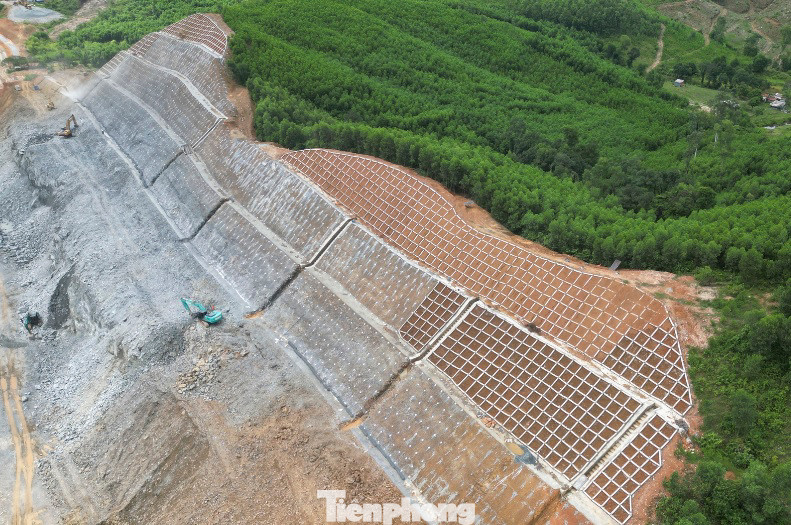 Anh Nguyễn Đức Thông (Công ty CP 484) cho biết, đến nay đơn vị đã cơ bản thi công xong phần gia cố mái ta luy bên phải tuyến. Phần nền đường đang rải lớp cấp phối đá dăm để chuẩn bị thảm bê tông nhựa.