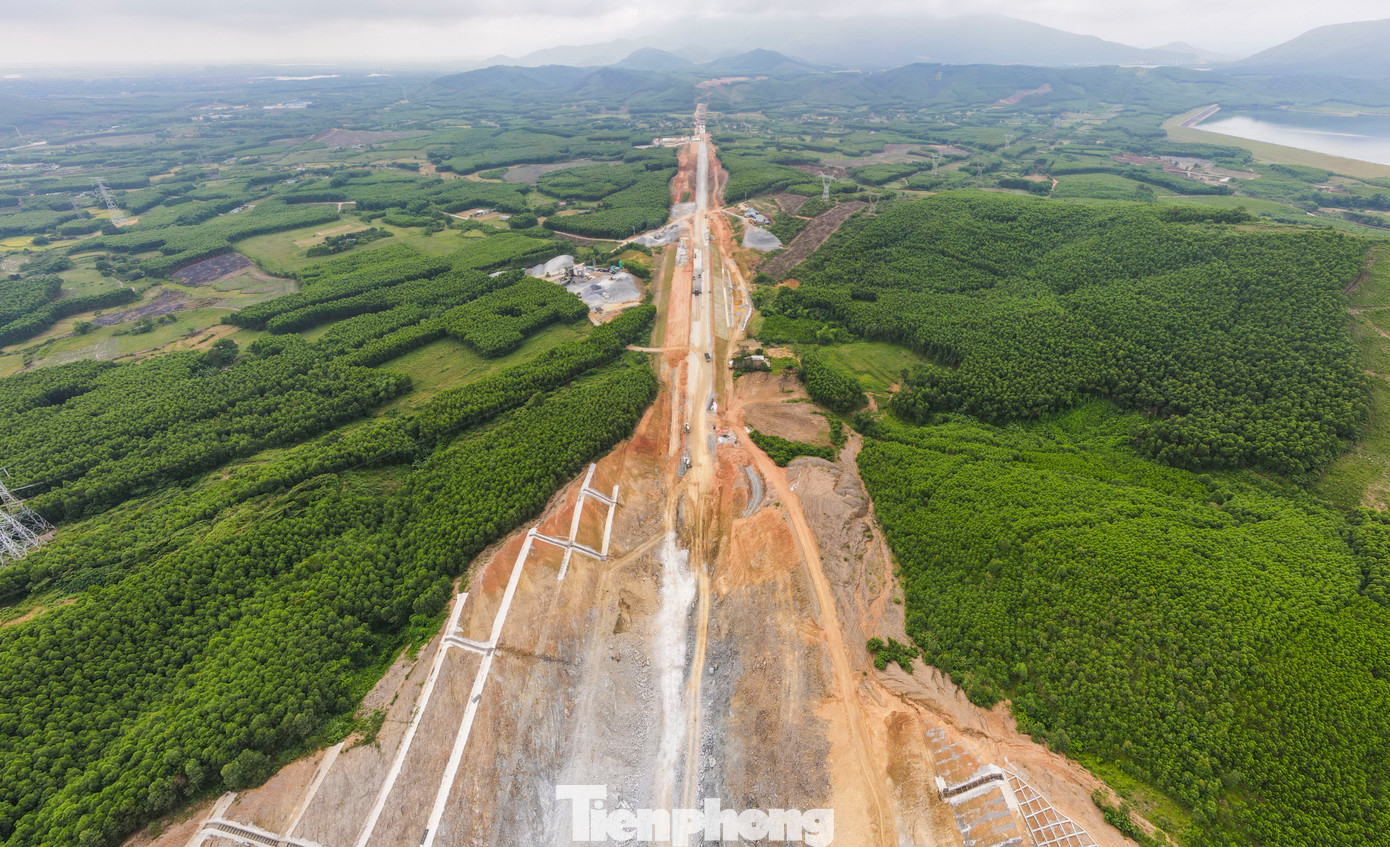 Ngoài việc phải hạ đồi, lắp cống ngầm, hầm chui, nhiều khu vực trên tuyến cao tốc qua Hà Tĩnh còn phải vượt qua hồ lớn, sông suối nên nhà thầu phải thi công các cây cầu cạn.