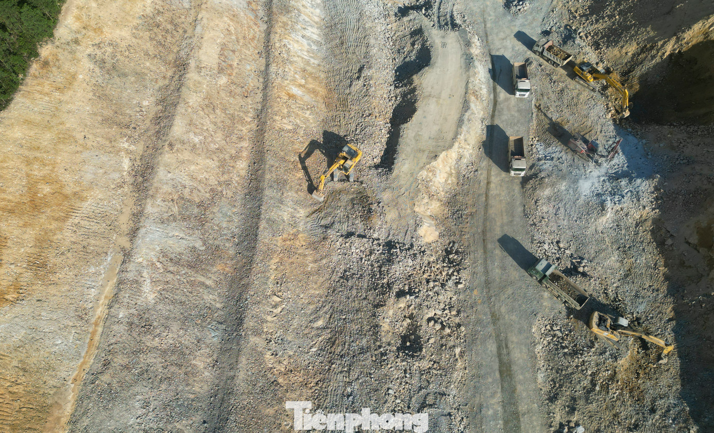 Khối lượng đất, đá từ việc xẻ đồi, phá núi rất nhiều nên nhà thầu huy động lượng lớn máy móc, vận chuyển vật liệu đắp nền đường.