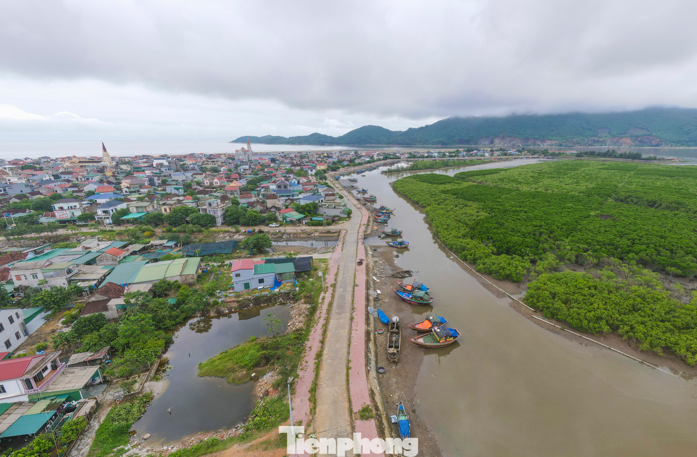 Huyện Lộc Hà có cảng cá Cửa Sót ở xã Thạch Kim cùng hệ thống luồng lạch, nơi tránh trú bão. Cảng cá Cửa Sót là một trong những cảng cá lớn nhất Hà Tĩnh.
