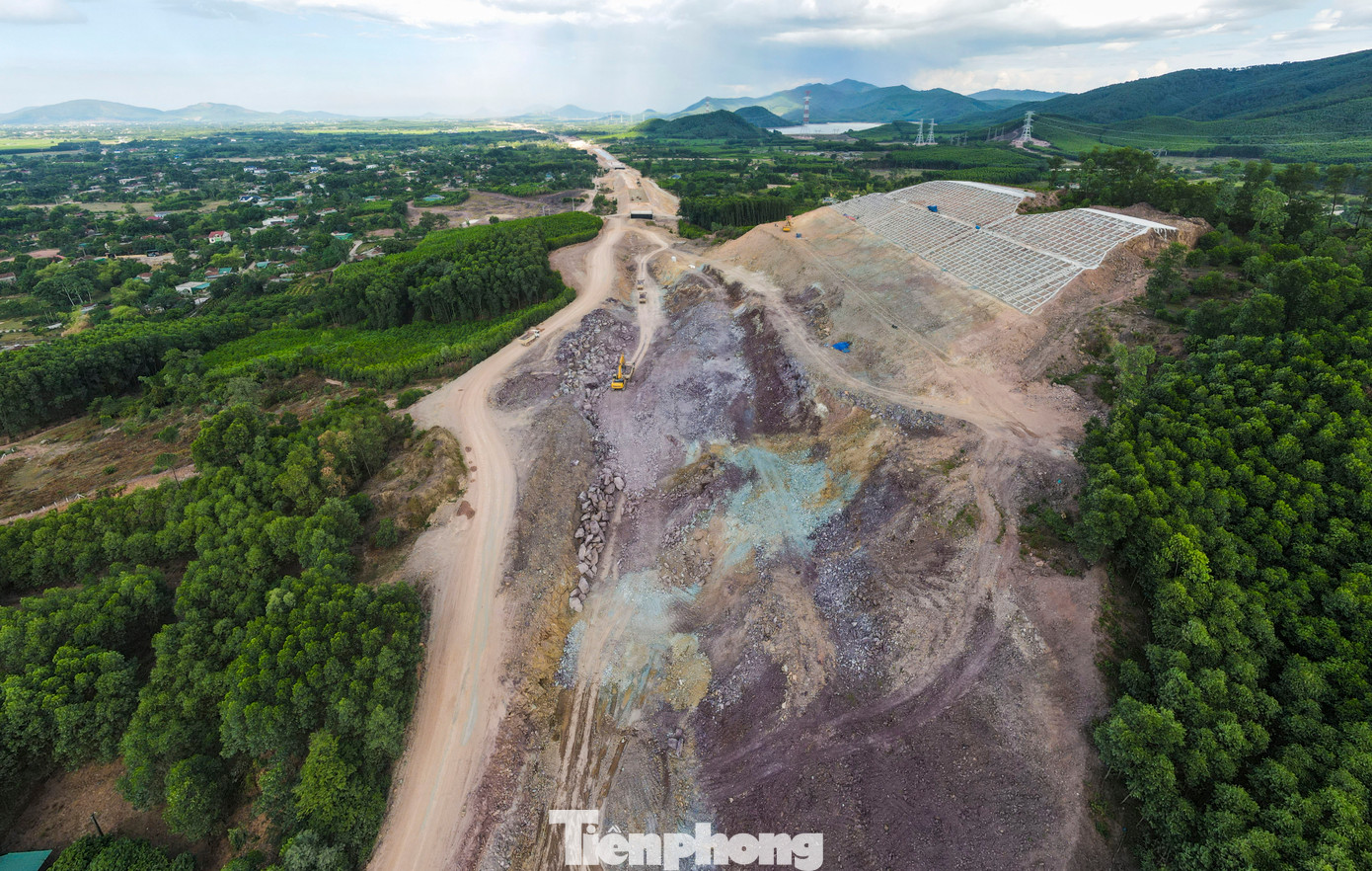 Tại dự án Hàm Nghi - Vũng Áng, trên phạm vi do doanh nghiệp xây dựng Xuân Trường thi công, để thông tuyến cao tốc, nhà thầu phải hạ rất nhiều ngọn đồi, gần nhất là ở khu vực xã Cẩm Thịnh (huyện Cẩm Xuyên).