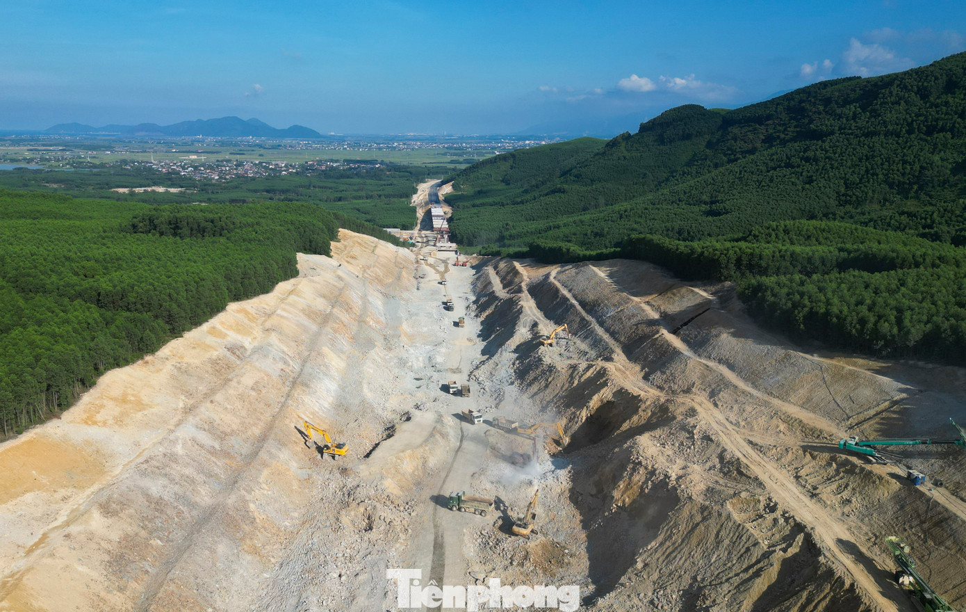 Qủa đồi tại Km550 (thuộc xã Kỳ Phong) và quả đồi tại Km560 (thuộc xã Kỳ Văn) đều cao hơn 50m và cũng là đường găng của dự án.