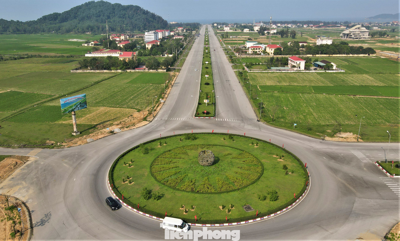 Tháng 2/2007, huyện Lộc Hà được thành lập trên cơ sở một phần diện tích và dân số của hai huyện Can Lộc và Thạch Hà. Sau 17 năm thành lập, đến nay hạ tầng huyện Lộc Hà được phát triển với các tuyến đường 10 làn xe (8 làn chính và 2 làn phụ, rộng khoảng 70 m) cùng cơ sở vật chất, trụ sở khang trang.