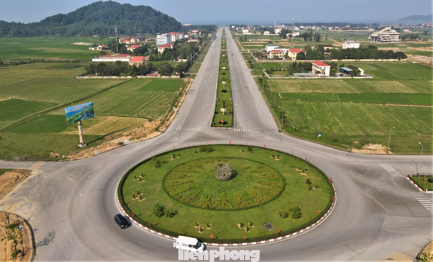 Tháng 2/2007, huyện Lộc Hà được thành lập trên cơ sở một phần diện tích và dân số của hai huyện Can Lộc và Thạch Hà. Sau 17 năm thành lập, đến nay hạ tầng huyện Lộc Hà được phát triển với các tuyến đường 10 làn xe (8 làn chính và 2 làn phụ, rộng khoảng 70 m) cùng cơ sở vật chất, trụ sở khang trang.