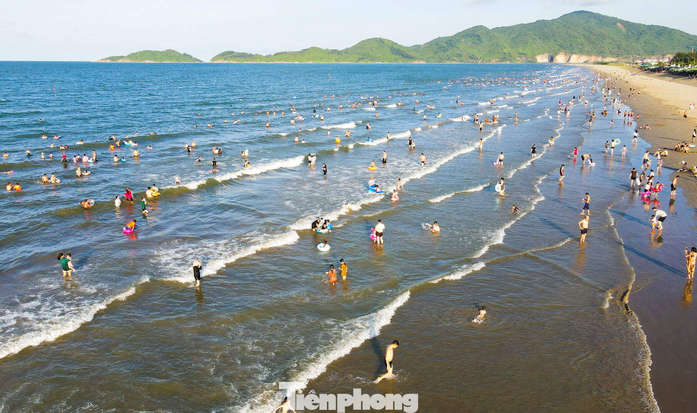 Đây là một trong những bãi biển đẹp nhất Hà Tĩnh, mỗi năm thu hút hàng trăm nghìn lượt du khách.