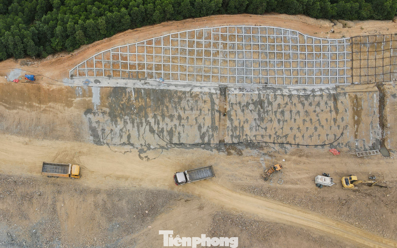 Anh Nguyễn Đức Thông (Công ty CP 484) cho biết, đến nay đơn vị đã cơ bản thi công xong phần gia cố mái ta luy bên phải tuyến. Phần nền đường đang rải lớp cấp phối đá dăm để chuẩn bị thảm bê tông nhựa.