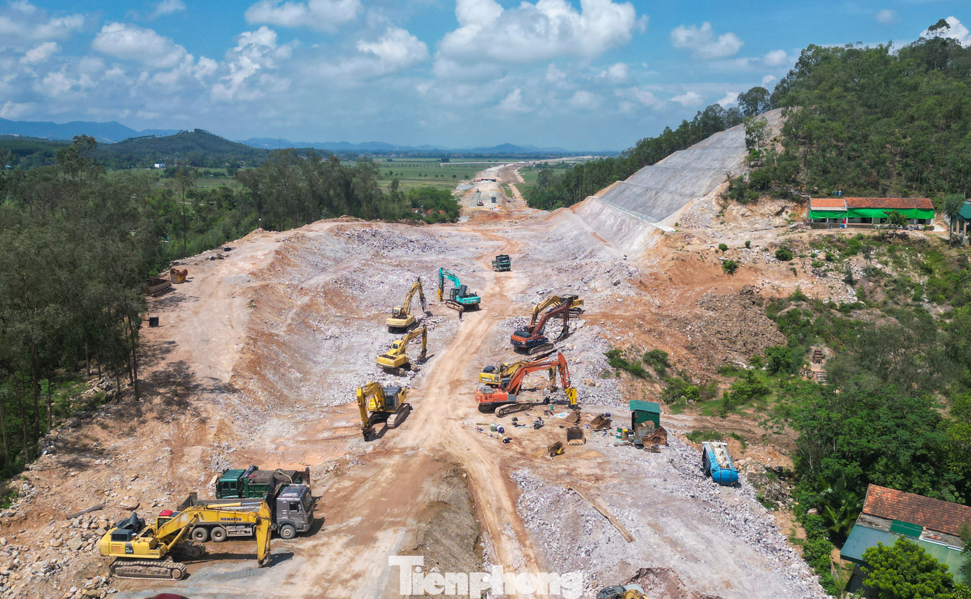 Theo nhà thầu đảm nhận thi công, do ngọn đồi nằm sát khu dân cư nên không thể nổ mìn để phá đá, nhà thầu phải dùng máy khoan để đục, cắt gọt quả đồi. Ước tính việc hạ đồi đã phải di chuyển 1 triệu m3 đất, đá để đưa đi thi công đắp nền tuyến chính. Quả đồi được chia thành 7 cơ, mỗi cơ 6m, rộng 2m. Trên đỉnh đồi và xung quanh đồi đơn vị thi công 1 rãnh thoát nước lót bằng bê tông để nước từ trên cao không chảy tràn xuống, tránh sạt lở. Nhà thầu thi công giật cấp theo thiết kế để tránh sạt lở.