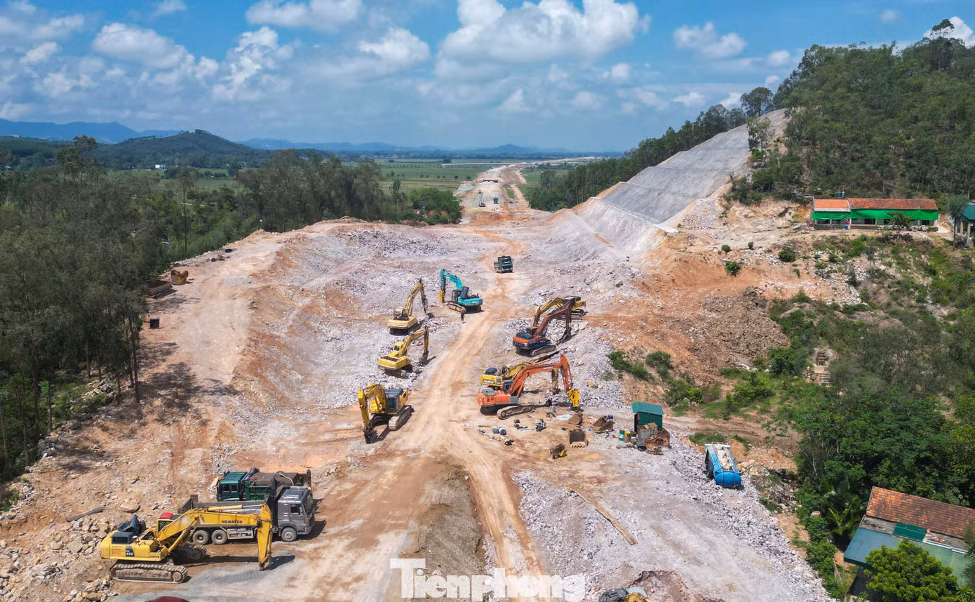 Theo nhà thầu đảm nhận thi công, do ngọn đồi nằm sát khu dân cư nên không thể nổ mìn để phá đá, nhà thầu phải dùng máy khoan để đục, cắt gọt quả đồi. Ước tính việc hạ đồi đã phải di chuyển 1 triệu m3 đất, đá để đưa đi thi công đắp nền tuyến chính. Quả đồi được chia thành 7 cơ, mỗi cơ 6m, rộng 2m. Trên đỉnh đồi và xung quanh đồi đơn vị thi công 1 rãnh thoát nước lót bằng bê tông để nước từ trên cao không chảy tràn xuống, tránh sạt lở. Nhà thầu thi công giật cấp theo thiết kế để tránh sạt lở.