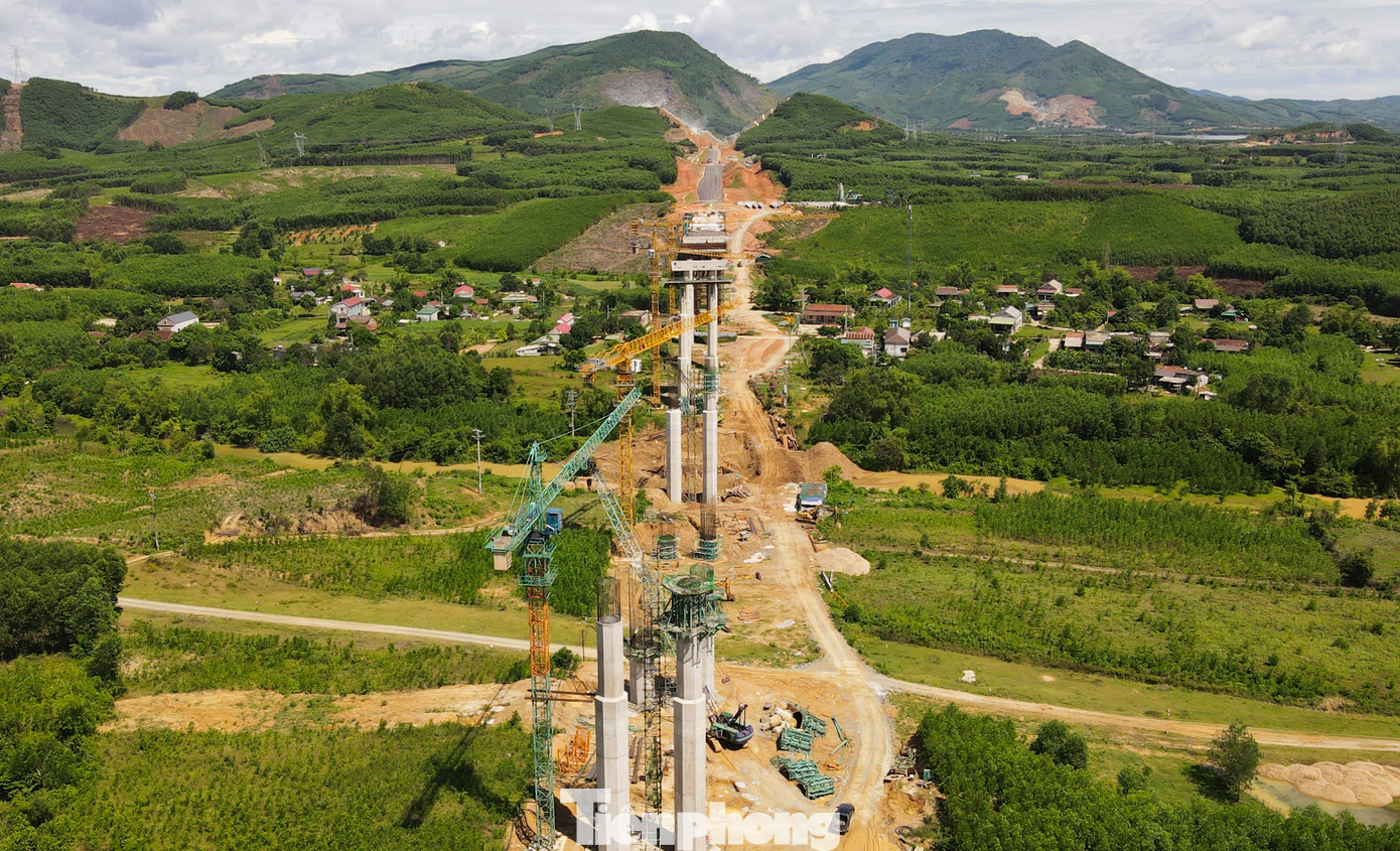 Cầu số 1 dài gần 1 km được thiết kế 2 mố, 22 trụ, trong đó, trụ cao nhất lên đến 50m, để nối 2 quả đồi, bắc qua một thung lũng có địa hình lòng chảo ở xã Kỳ Hoa, thị xã Kỳ Anh. Hiện, đơn vị thi công đang lao dầm, lắp đặt các nhịp cầu.