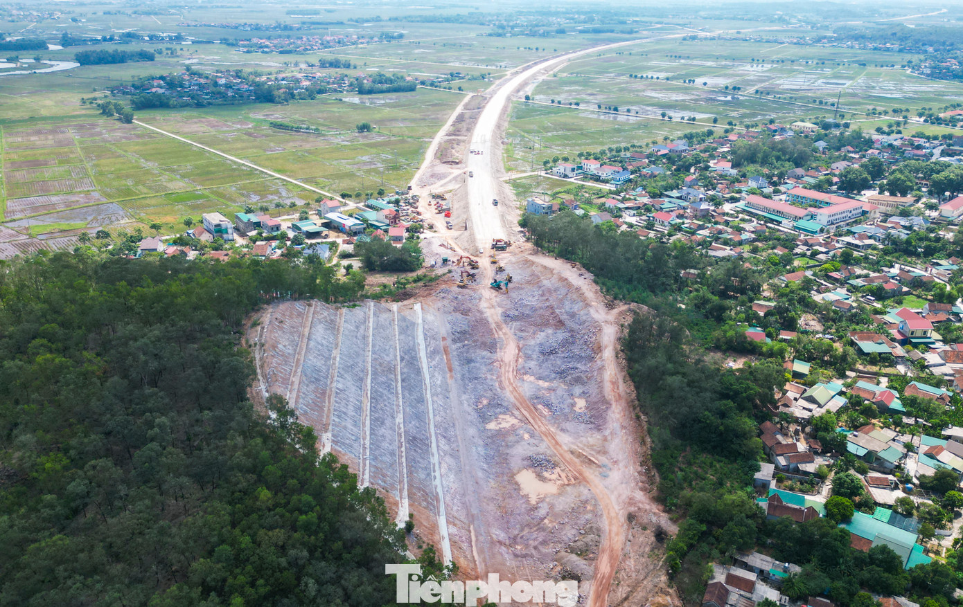 Cao tốc Bắc - Nam phía Đông đoạn qua tỉnh Hà Tĩnh có 4 dự án thành phần, gồm: Diễn Châu - Bãi Vọt (giai đoạn 2017 - 2020), Bãi Vọt - Hàm Nghi, Hàm Nghi - Vũng Áng và Vũng Áng - Bùng (giai đoạn 2021 - 2025) với tổng chiều dài 107,22km. Địa hình thi công phải vượt qua nhiều đồi núi cao nên các đơn vị đảm nhận thi công phải triển khai nhiều giải pháp an toàn, chất lượng.