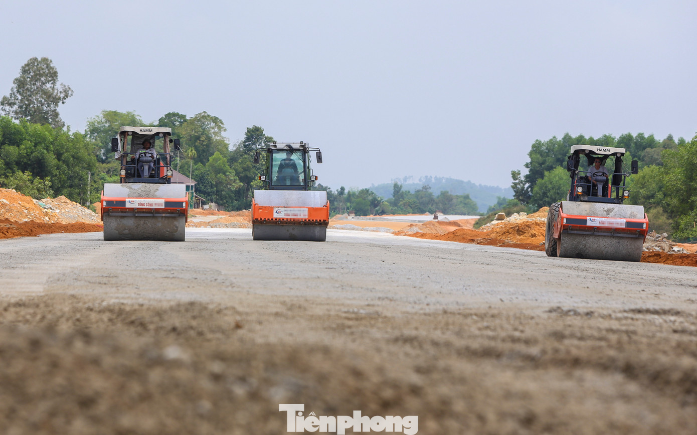 Các vị trí trên tuyến cao tốc được nhà thầu rải đá cấp phối, củng cố nền đường để bù tiến độ cho mùa mưa lũ.