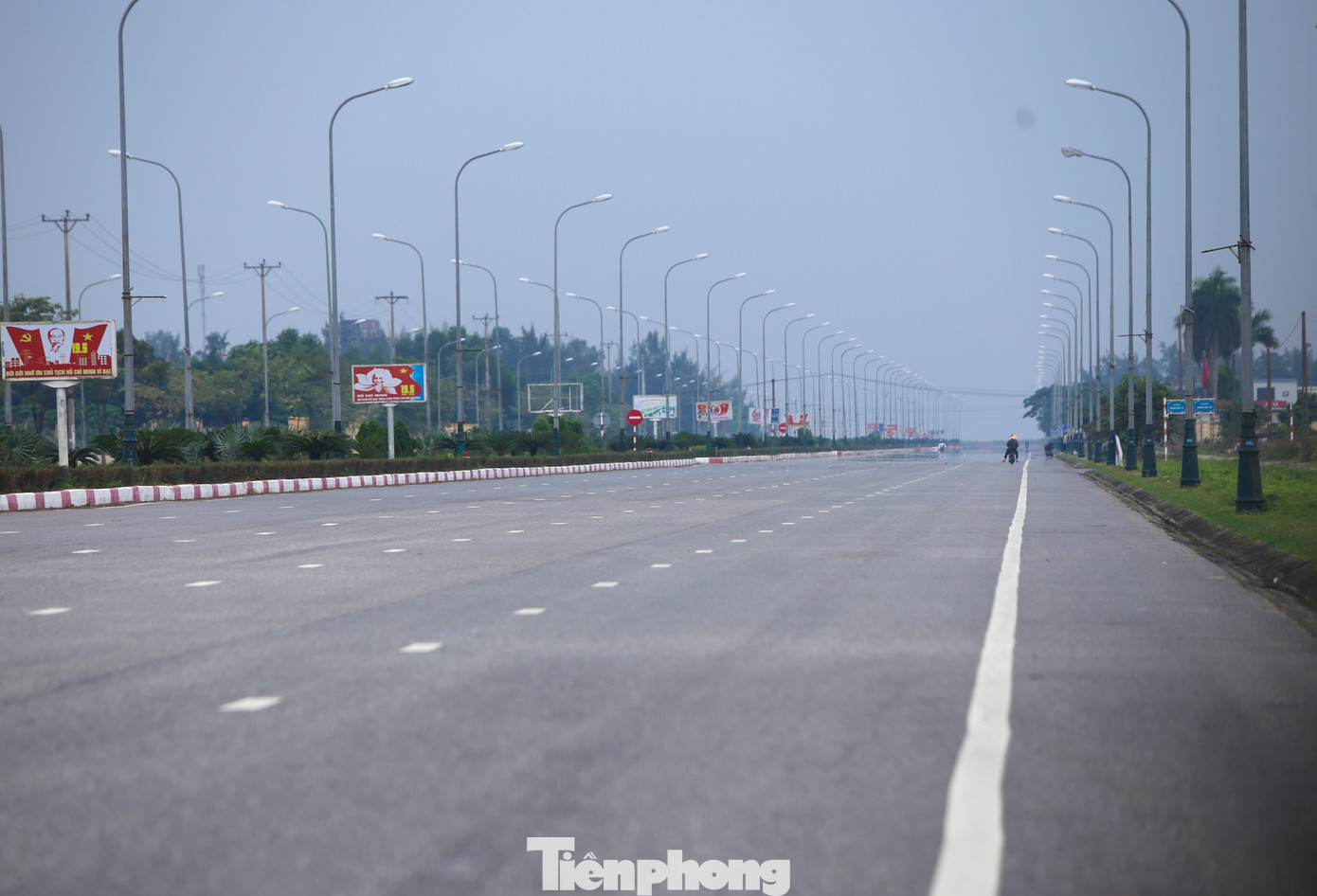 Tuyến đường 10 làn xe đã thay đổi diện mạo huyện Lộc Hà nhiều năm qua, giúp phát triển kinh tế, du lịch biển tại địa phương.