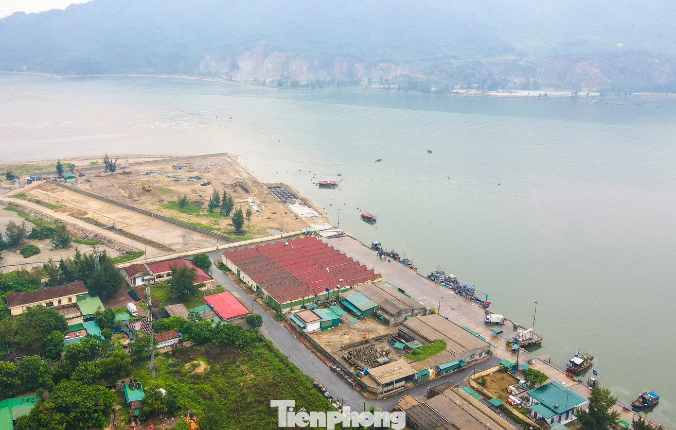 Dự án đầu tư xây dựng mở rộng Cảng cá Thạch Kim tổng vốn đầu tư 60 tỷ đồng, đang được thực hiện.