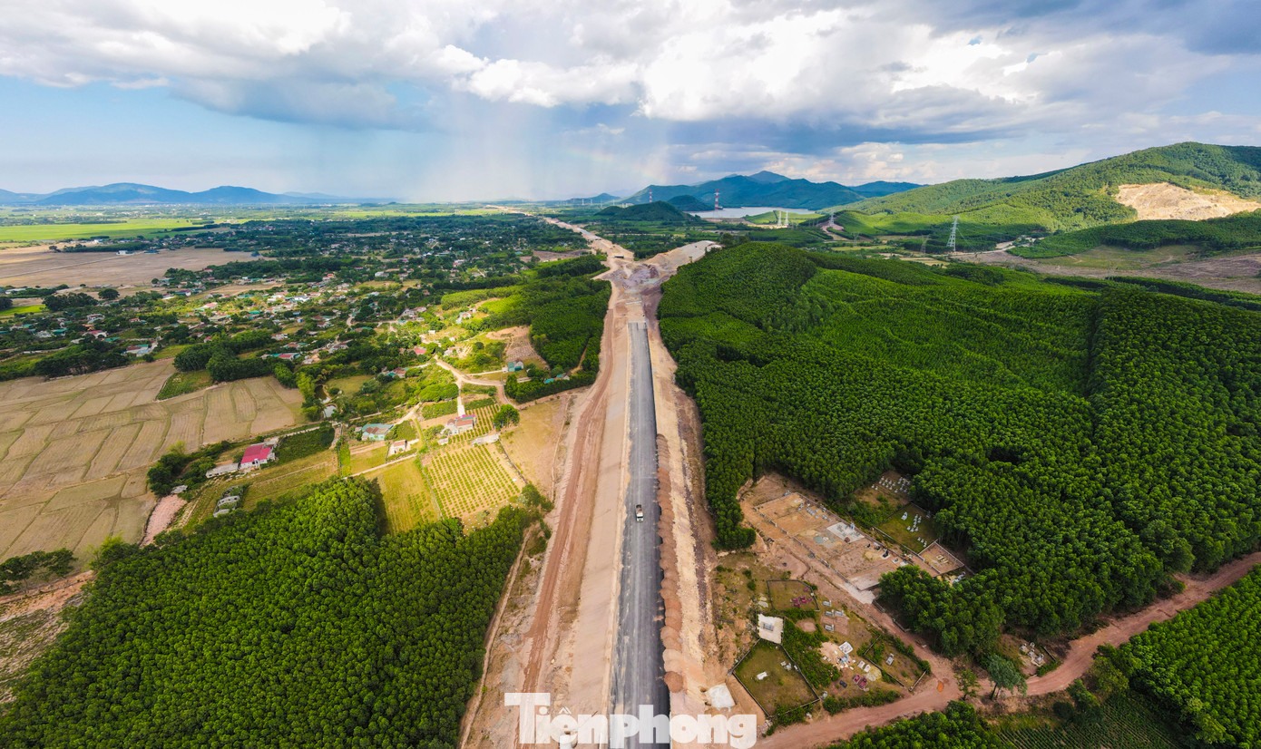 Theo các nhà thầu thi công, do địa chất tại các quả đồi có khối lượng đá lớn cộng với việc thi công theo lối giật cấp, bơm vữa bê tông, tạo rãnh thoát nước nên không lo về sự cố sạt trượt khi mùa mưa lũ ập đến.