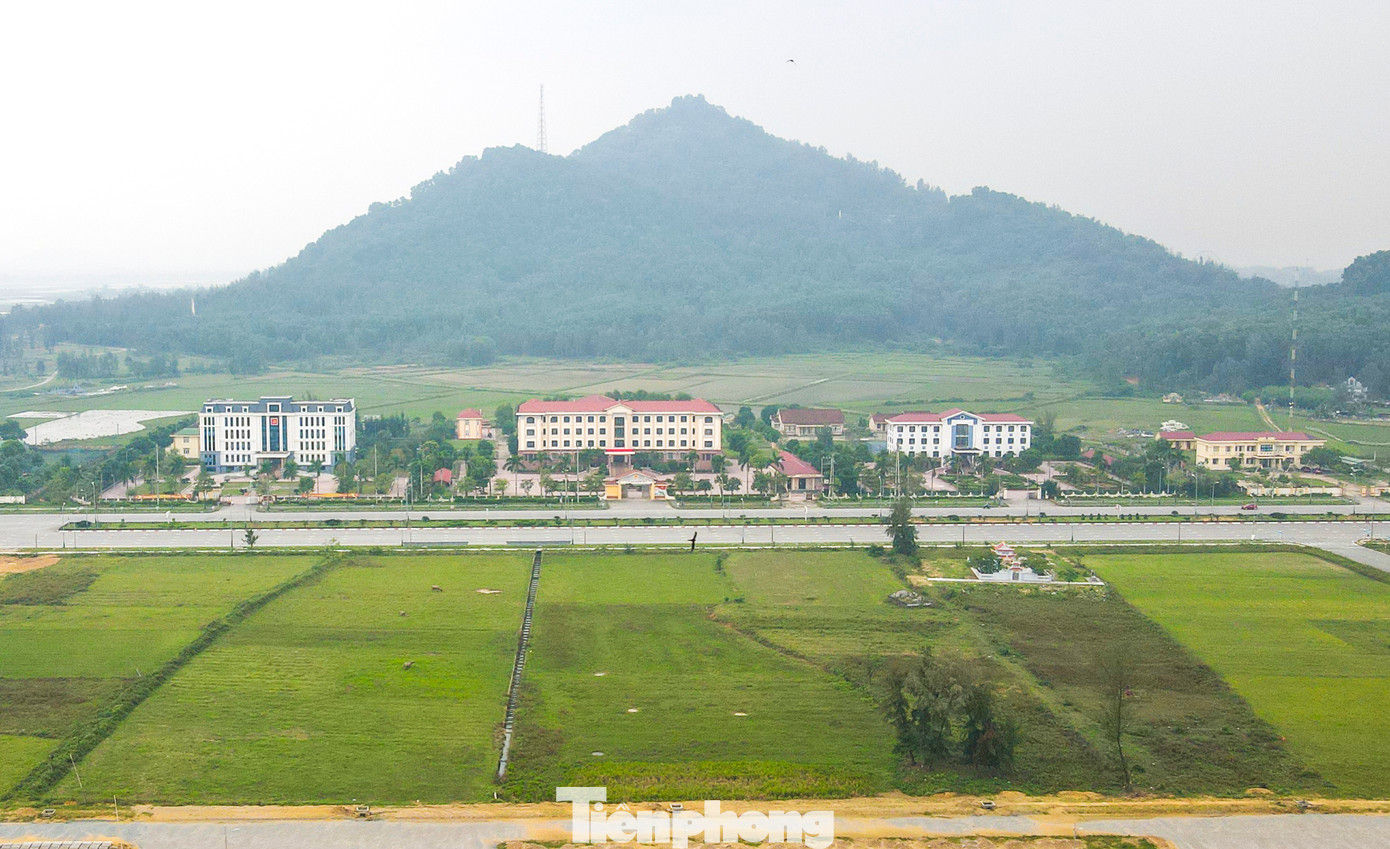 Huyện Lộc Hà nằm ở phía đông bắc của tỉnh Hà Tĩnh, cách TP Hà Tĩnh khoảng 18 km. Địa phương này có 12 đơn vị hành chính cấp xã trực thuộc, bao gồm: thị trấn Lộc Hà và 11 xã: Bình An, Hộ Độ, Hồng Lộc, Ích Hậu, Mai Phụ, Phù Lưu, Tân Lộc, Thạch Châu, Thạch Kim, Thạch Mỹ, Thịnh Lộc.