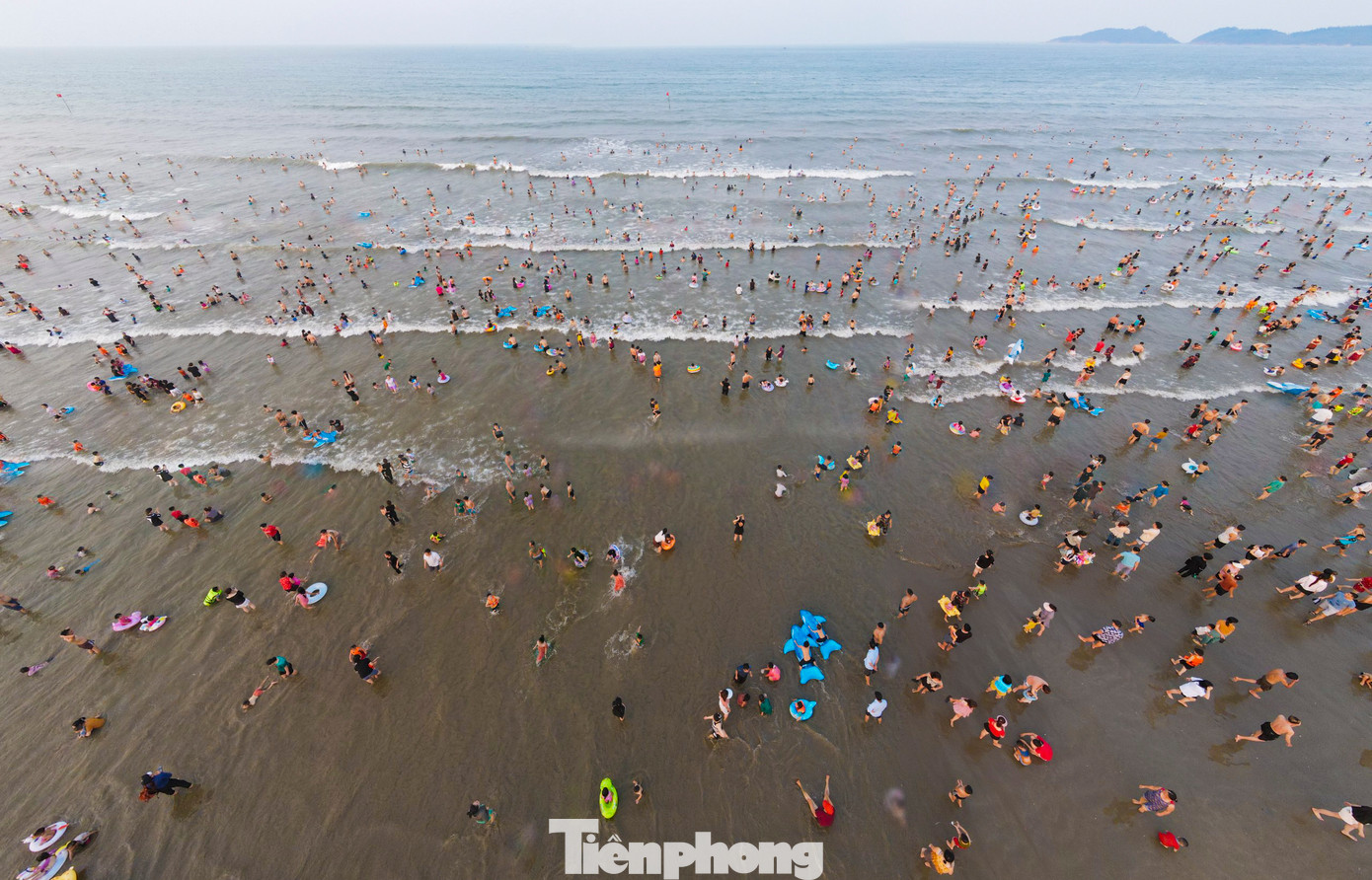 Huyện Lộc Hà còn nổi tiếng với bãi tắm Thạch Bằng.