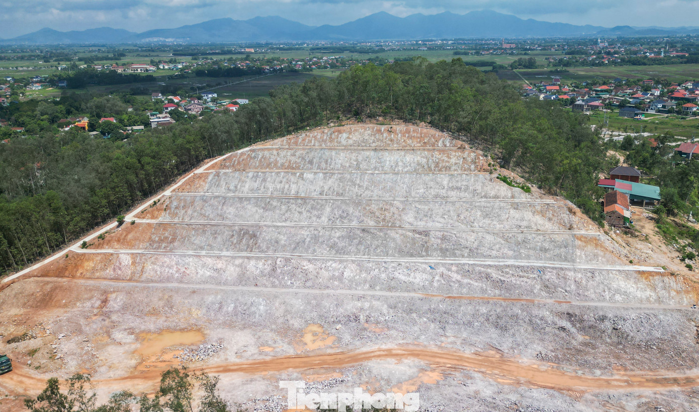 Trong hình là đồi Long Tương thuộc xã Quảng Lộc (huyện Can Lộc) nằm trên phạm vi thi công tuyến chính dự án cao tốc Bắc - Nam đoạn Bãi Vọt - Hàm Nghi. Đồi cao gần 40m, để hạ độ cao của quả đồi, ngay từ thời điểm khởi công dự án (tháng 1/2022), nhà thầu Vinaconex đã huy động hàng trăm thiết bị, nhân lực thi công.
