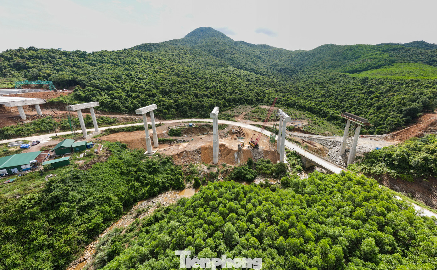 Những cây cầu xuyên thung lũng, vượt sông, vượt rừng tạo nên khung cảnh kỳ vỹ.