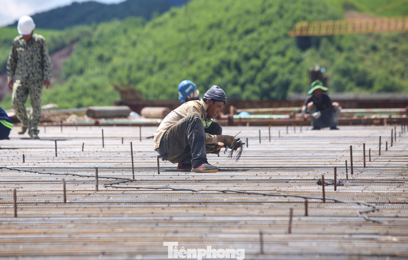 Do đặc thù cao tốc Vũng Áng - Bùng gần đèo Ngang, sát dãy Hoành Sơn, mùa mưa sẽ khó thi công nên tranh thủ thời tiết nắng ráo, các nhà thầu đã huy động nhân lực và máy móc tập trung triển khai đồng loạt các mũi thi công, nỗ lực đẩy nhanh tiến độ, các điểm khó, đường găng về tiến độ cũng được ưu tiên xử lý.