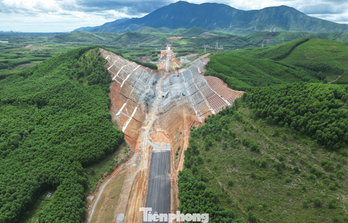 Tại dự án Vũng Áng - Bùng đoạn đi qua địa phận xã Kỳ Tân, huyện Kỳ Anh, nhà thầu 484 cũng đang thi công hạ đồi Ba Vồng tại Km 569+00. Quả đồi cao khoảng 60m, chia thành 8 cơ, mỗi cơ 8m.