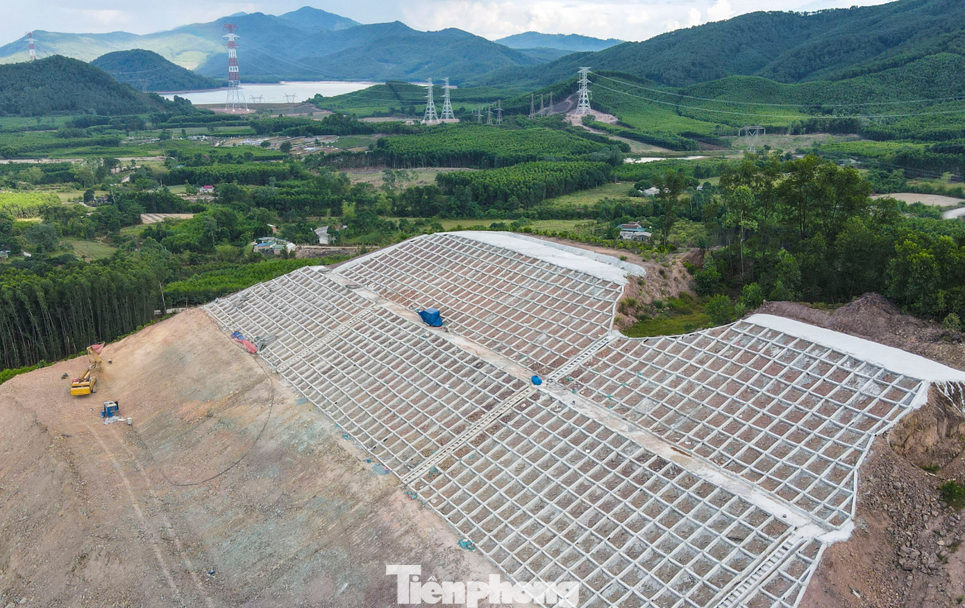 Thời điểm này, nhà thầu đã thi công xong phần nền đường, đang gia cố mái ta luy chống đá rơi bằng phương pháp đinh neo kết hợp lưới thép gia cố cường độ cao.