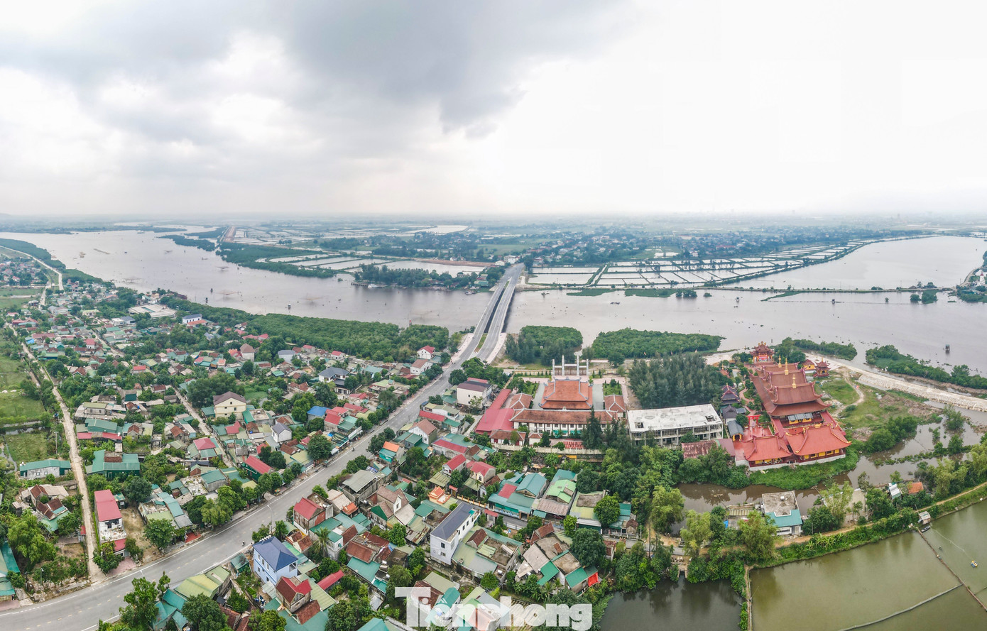Ngoài phần diện tích tự nhiên và dân số của 11 xã, thị trấn dự kiến sẽ sáp nhập vào huyện Thạch Hà, huyện Lộc Hà còn có xã Hộ Độ được sắp xếp, sáp nhập vào TP Hà Tĩnh. Trong hình là một góc xã Hộ Độ.