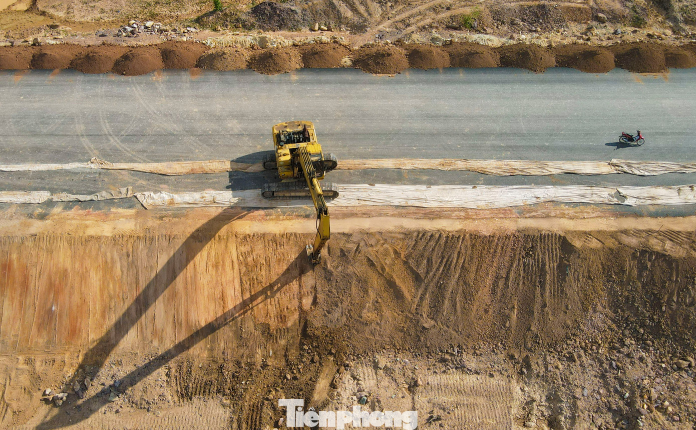 Nhiều đoạn nền đường đã thảm các lớp nhựa cần thiết.