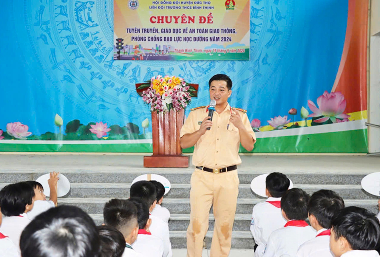 Công an Hà Tĩnh đẩy mạnh tuyên truyền ATGT trong trường học.