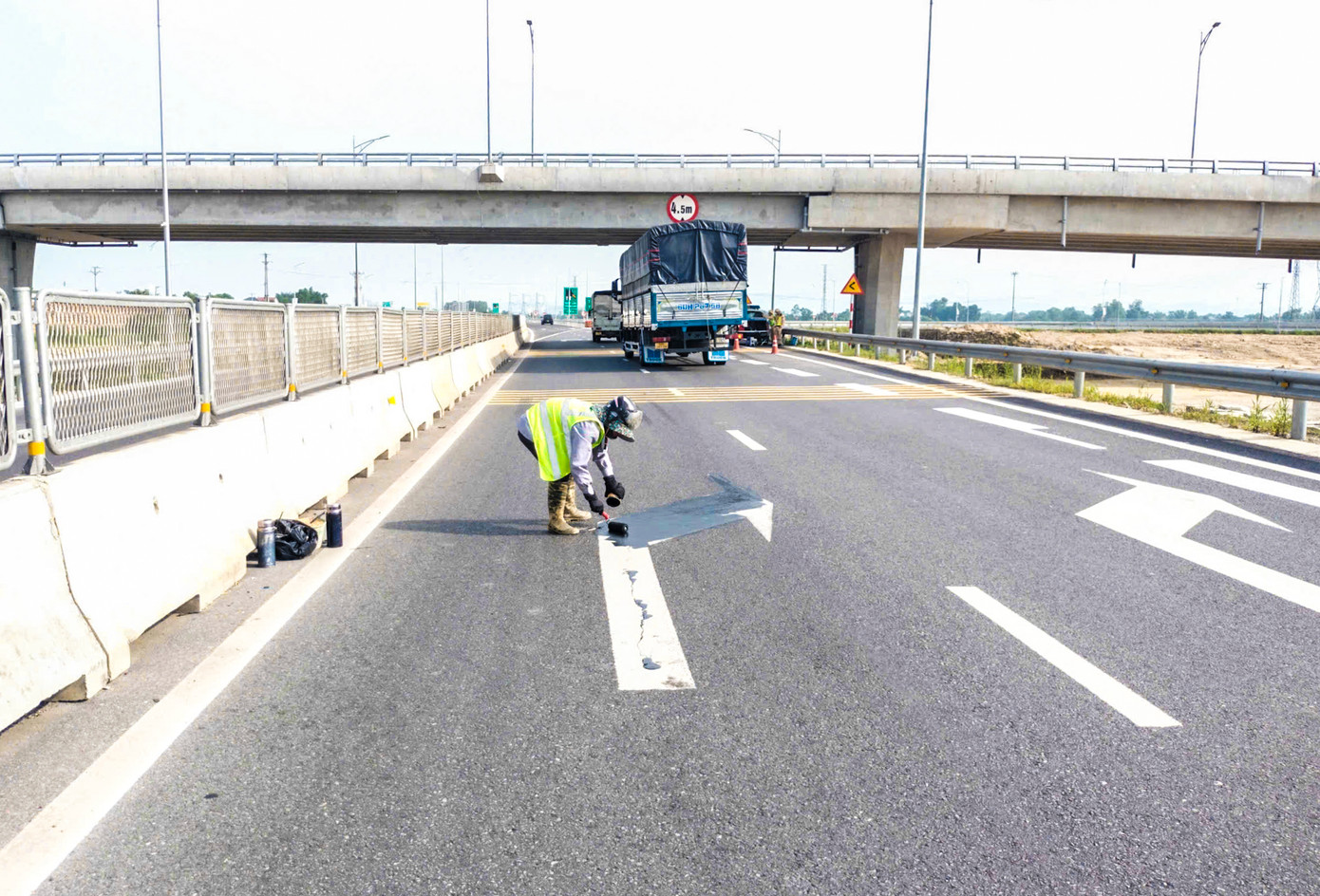 Công nhân sơn sửa vạch kẻ đường chưa phù hợp tại nút giao Quốc lộ 8. Công nhân sơn sửa vạch kẻ đường chưa phù hợp tại nút giao Quốc lộ 8.