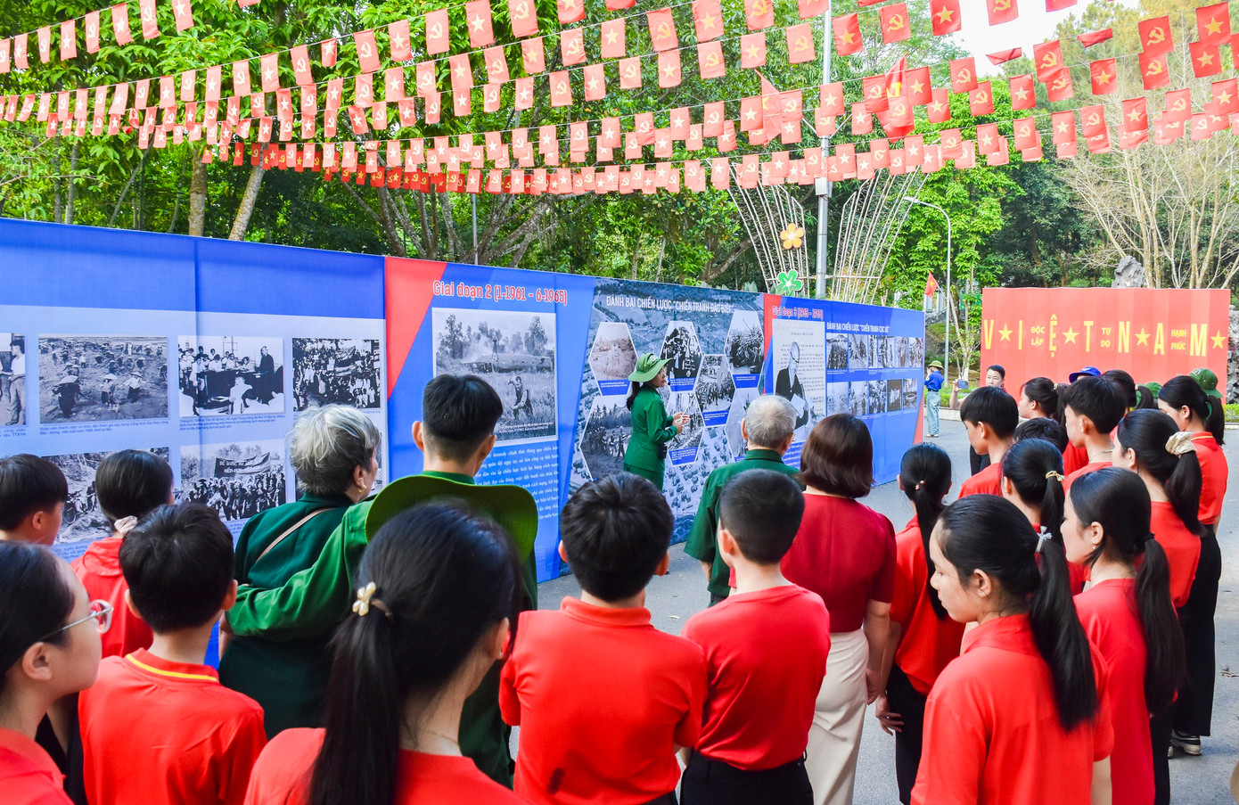 130 hình ảnh tư liệu được trưng bày trong Khu di tích lịch sử quốc gia đặc biệt Ngã ba Đồng Lộc ở thị trấn Đồng Lộc, huyện Can Lộc (Hà Tĩnh).