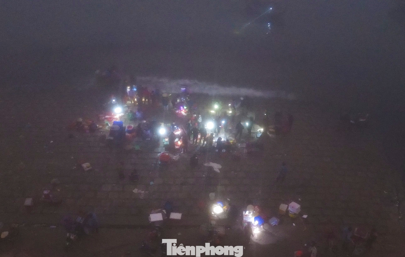 Khi bình minh ló rạng, chợ dần tan. Nhiều thương lái khi đã mua đủ số lượng hải sản sẽ mang về các chợ để bán lại kiếm lời.