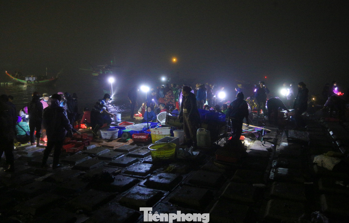 Chợ hải sản Cồn Gò nằm dọc theo bãi kè chắn sóng xã Cẩm Nhượng (huyện Cẩm Xuyên, Hà Tĩnh). Chợ này có hàng chục năm nay, hoạt động từ tờ mờ sáng và kết thúc lúc bình minh ló rạng.