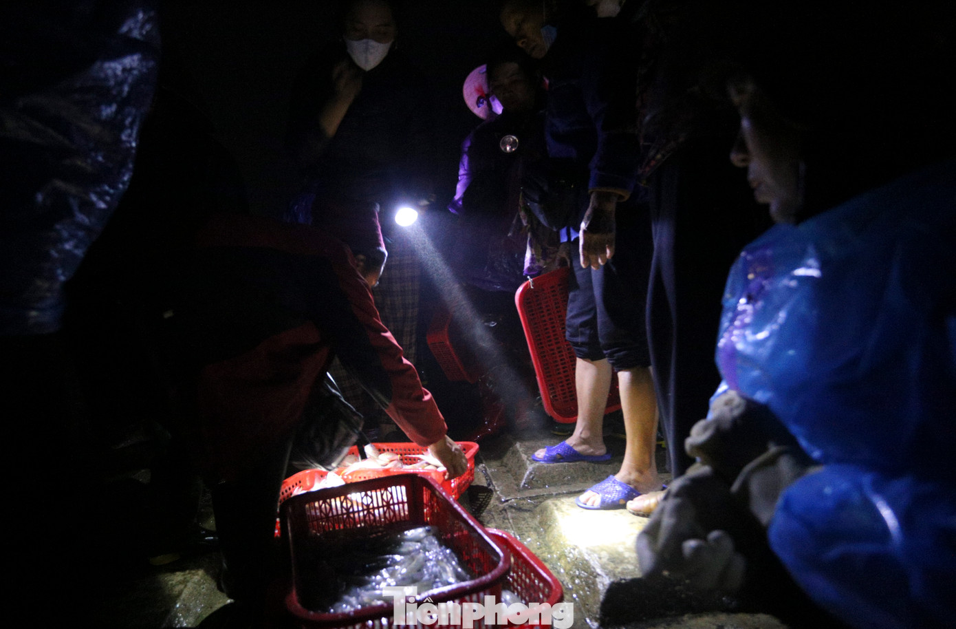 Lãnh đạo UBND xã Cẩm Nhượng cho biết, chợ hải sản Cồn Gò đã tồn tại hàng chục năm qua, không chỉ là nơi mua bán các loại hải sản tươi mà còn là địa chỉ với du khách khi đến biển Thiên Cầm du lịch muốn trải nghiệm. Các loại hải sản ở chợ được tàu thuyền công suất nhỏ, đi biển qua một đêm nên hải sản tươi, ngon. Mỗi chuyến nếu may mắn các ngư dân kiếm được cả chục triệu đồng.