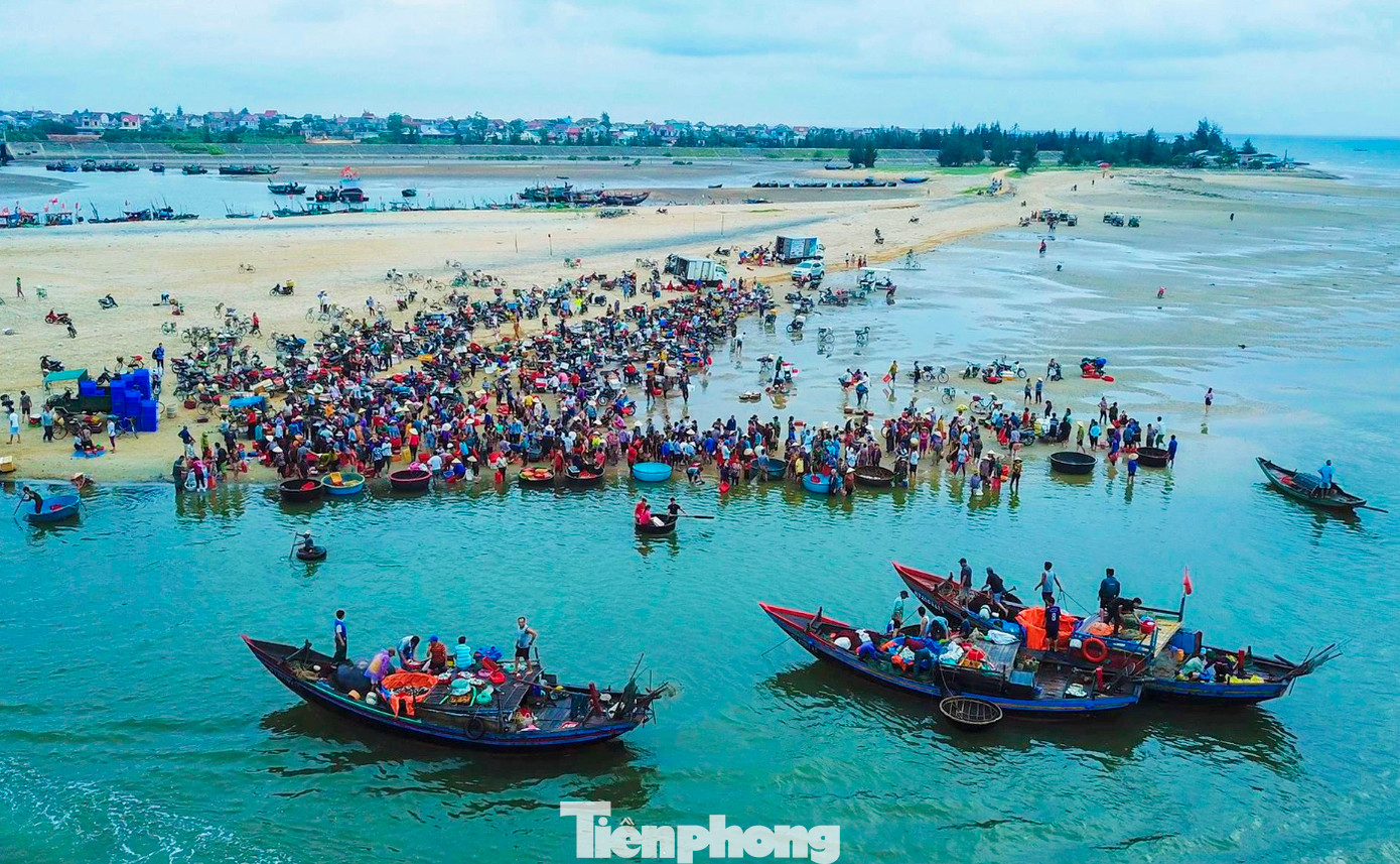 Ngày trước, chợ thường họp trên bãi cát bồi gần cầu Cửa Nhượng nhưng mấy năm qua do bồi lắng, tàu thuyền không thể vào khu vực này nên chợ chuyển về bờ kè chắn sóng cách đó khoảng 500m.