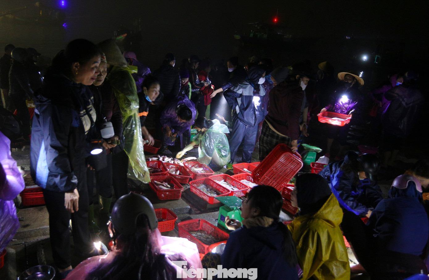 Nhiều phụ nữ ở làng chài ven biển và thương lái các chợ gom từng giỏ hàng từ nhiều tàu bè để có đủ số lượng cung ứng cho khách đã đặt. Điều đặc biệt là mỗi người đến chợ đều mang theo đèn pin, đèn tích điện trên đầu hoặc trước cổ để đón tàu thuyền vào bờ, lựa chọn hải sản tươi ngon nhất.