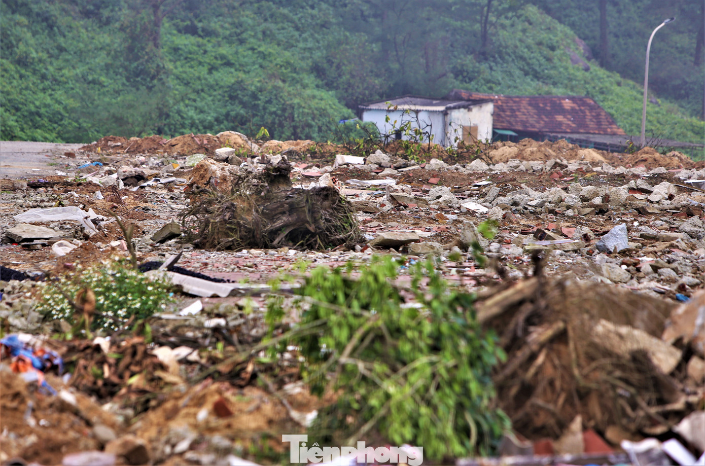 Tuy nhiên, trước mùa du lịch biển 2024, một số vị trí xuống bãi tắm vẫn còn ngổn ngang gạch đá, các nhà thầu chưa hoàn thiện việc chỉnh trang.