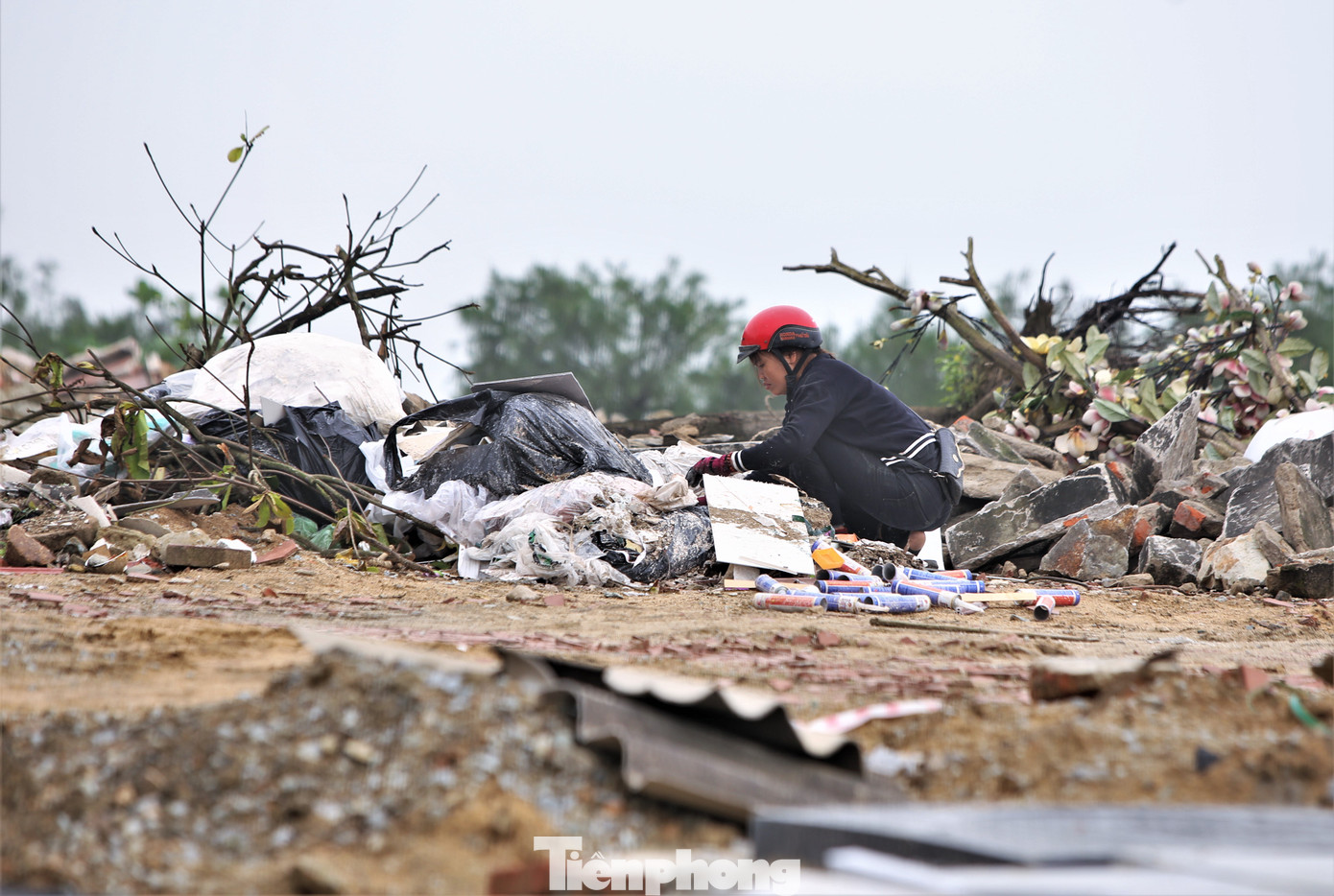Tuy nhiên, trước mùa du lịch biển 2024, một số vị trí xuống bãi tắm vẫn còn ngổn ngang gạch đá, các nhà thầu chưa hoàn thiện việc chỉnh trang.
