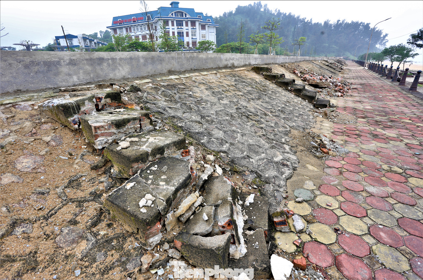 Với các lối lên xuống bãi tắm được các ki-ốt xây dựng ngày trước sẽ được đập bỏ, chỉnh trang lối lên xuống phù hợp.