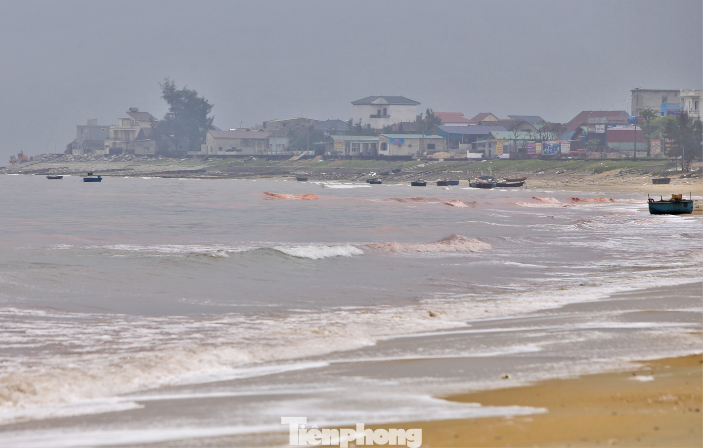 Ông Nguyễn Văn Tuệ - Chủ tịch UBND thị trấn Thiên Cầm (huyện Cẩm Xuyên) cho biết, hiện tượng nước biển chuyển màu đỏ xảy ra 2 ngày qua.