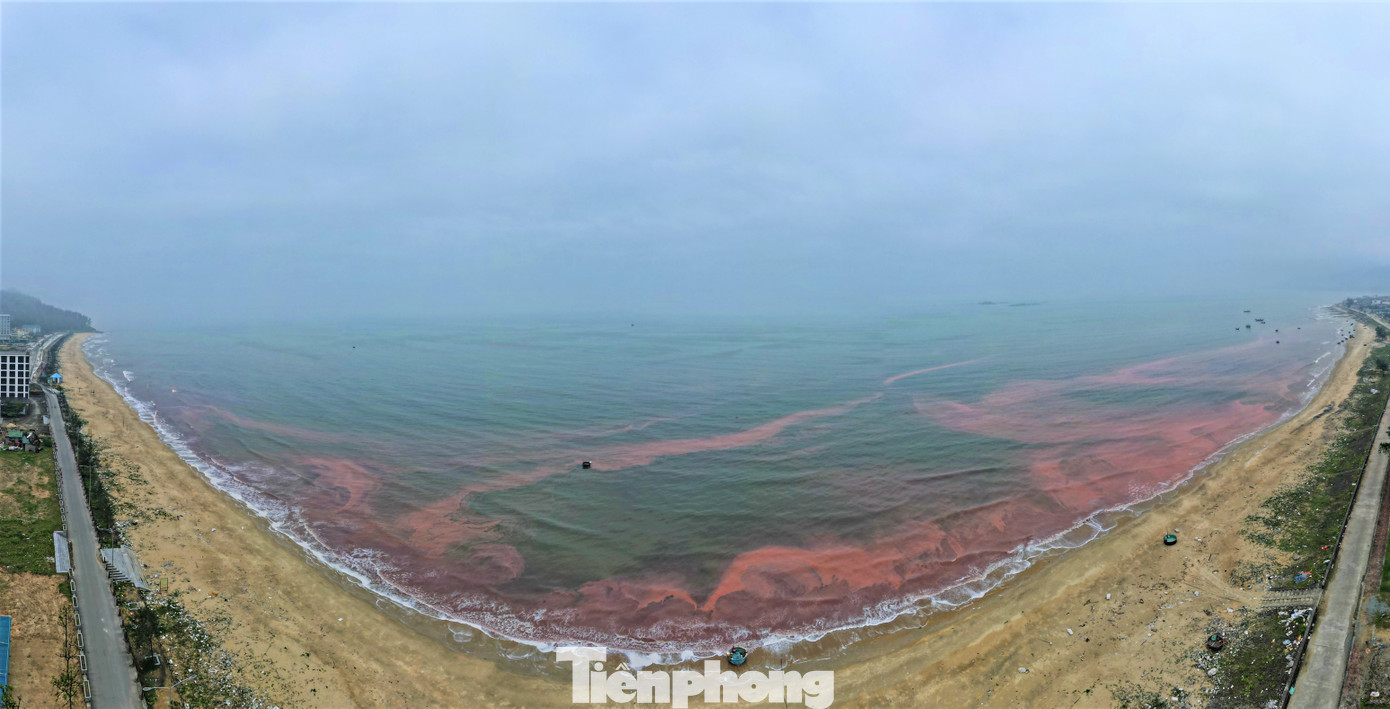 Sáng 25/3, đoạn qua thị trấn Thiên Cầm và xã Cẩm Nhượng, huyện Cẩm Xuyên (Hà Tĩnh), người dân phát hiện nước biển đổi màu bất thường.