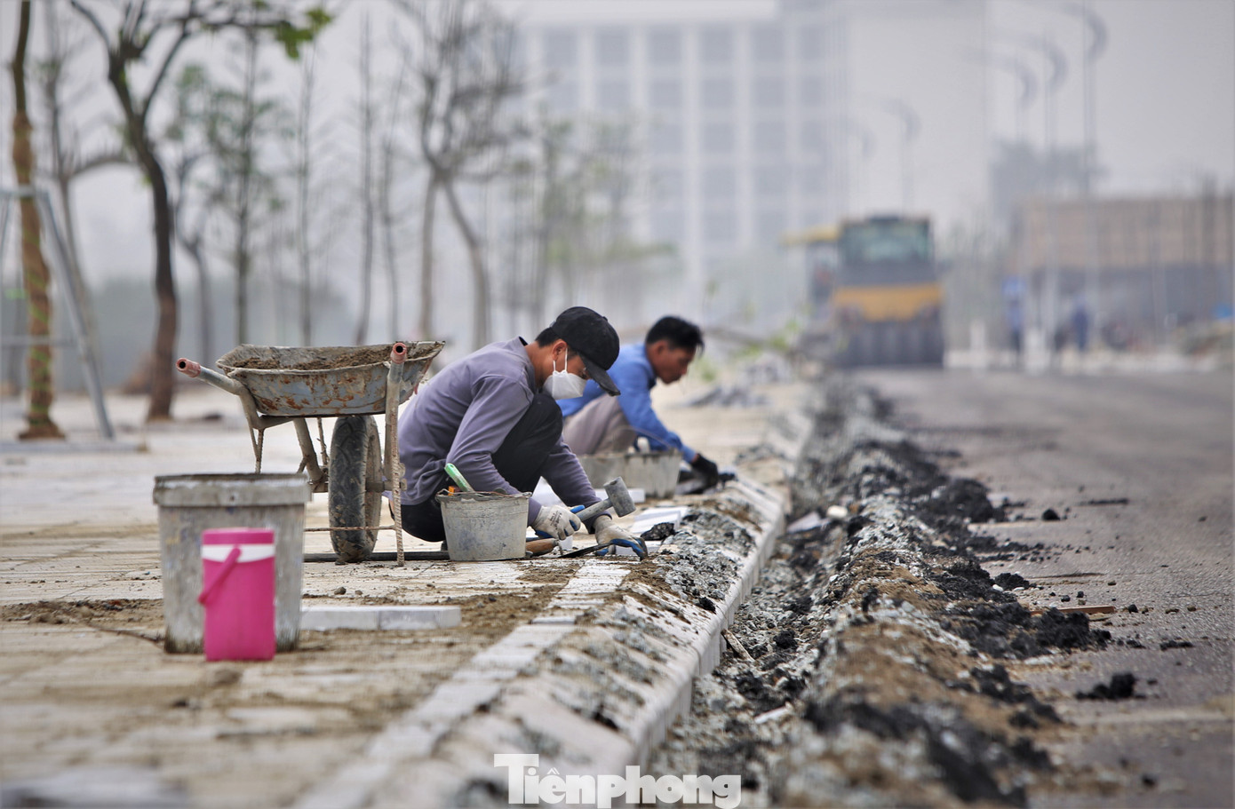 Đại diện Ban quản lý Khu du lịch Thiên Cầm cho biết, đến nay các nhà thầu đang cấp tập thi công hoàn thiện các hạng mục hạ tầng đường sá, cây xanh, lát đá vỉa hè, phục vụ cho mùa du lịch.