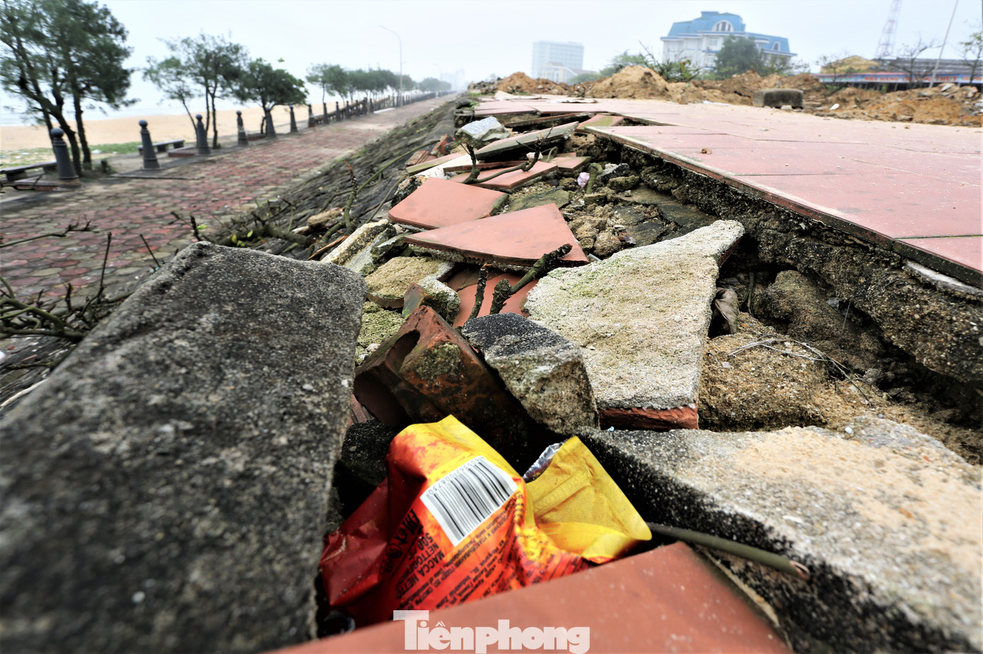 Tuy nhiên, trước mùa du lịch biển 2024, một số vị trí xuống bãi tắm vẫn còn ngổn ngang gạch đá, các nhà thầu chưa hoàn thiện việc chỉnh trang.