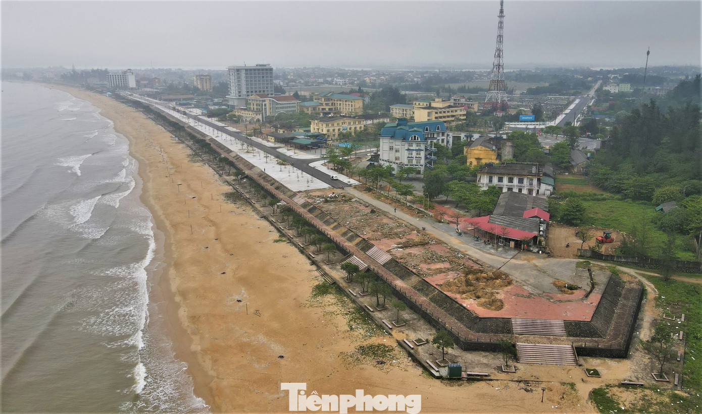 Đầu tháng 10/2023, 46 ki-ốt chắn lối xuống bãi tắm Thiên Cầm được giải tỏa, trả lại mặt tiền thông thoáng cho Khu du lịch biển Thiên Cầm. Sau giải tỏa, địa phương đã dọn dẹp và đầu tư xây dựng hạ tầng đường sá, view biển.